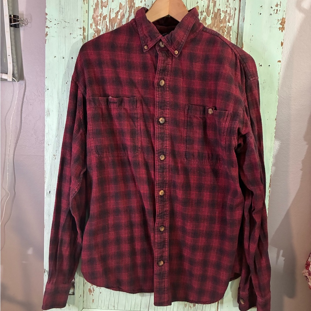 Men’s Duluth Trading Co red and black flannel button-up long sleeve shirt